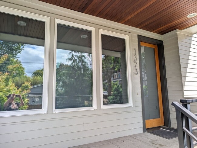 Building Photo - Stunning Modern Home in South Burlingame -...
