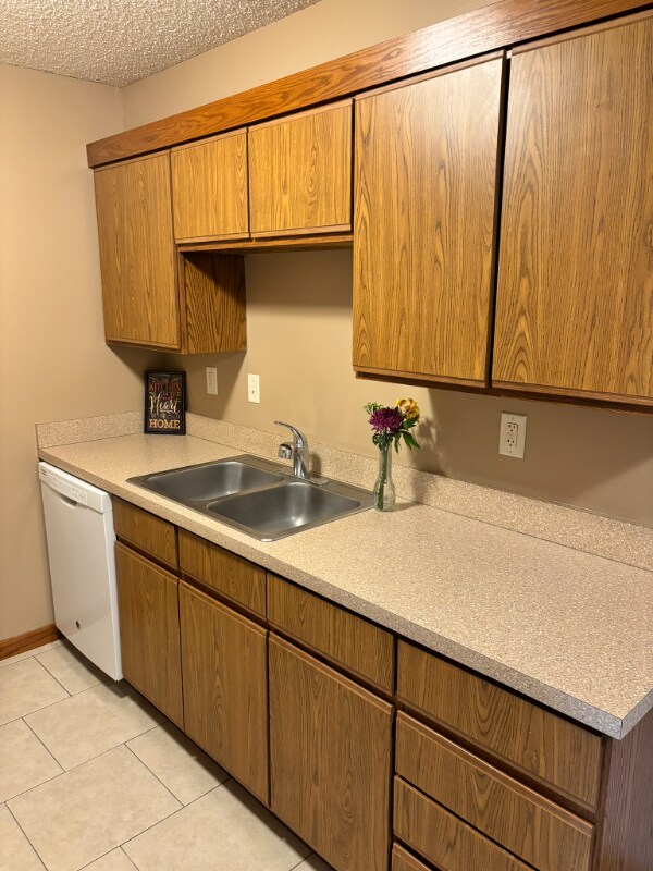 Foto del edificio - 5010 Emerald Dr