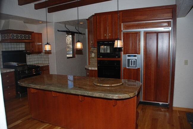 Building Photo - Newlands Manor 3 BR/2.5 Bath/2 Car Garage Custom Home