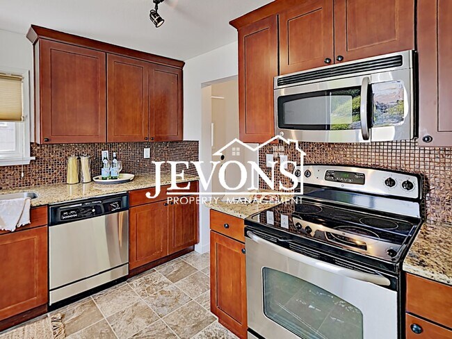 Building Photo - Discover the warmth of this lovely single-family home in the heart of Seattle