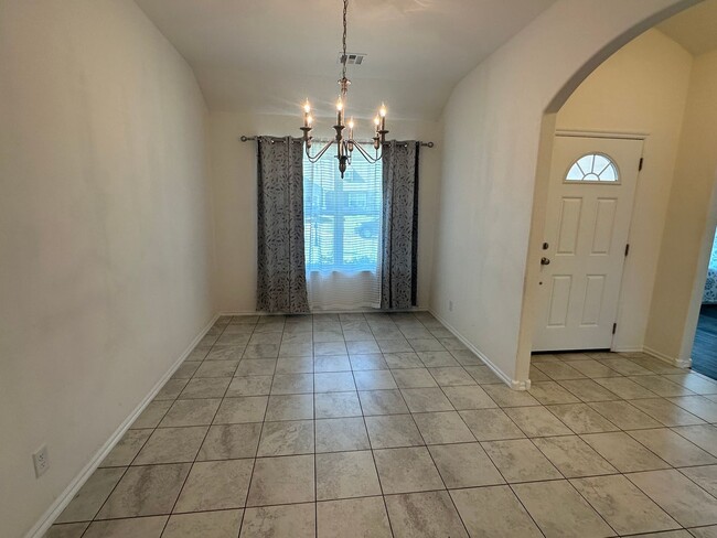 Building Photo - Spacious 3 bed 2 bath with office or 4th b...