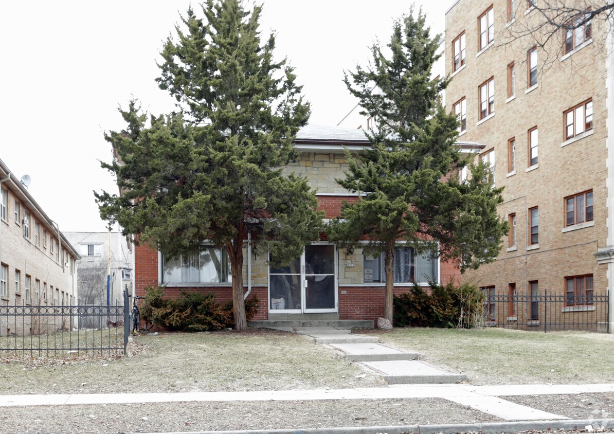 Primary Photo - 2922 W Wells St