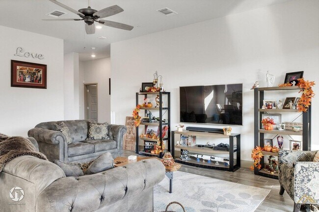 Building Photo - Exquisite three-bedroom, two-bathroom mode...