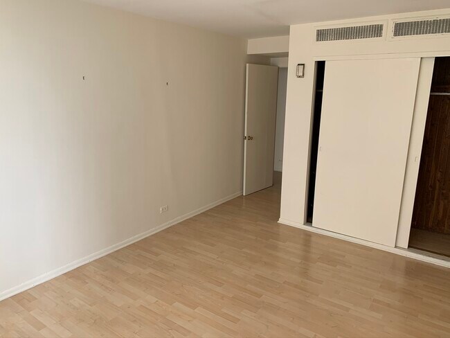 Foto del edificio - 5801 N Sheridan Rd