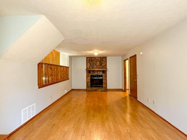 Building Photo - 5506 Singleton Rd