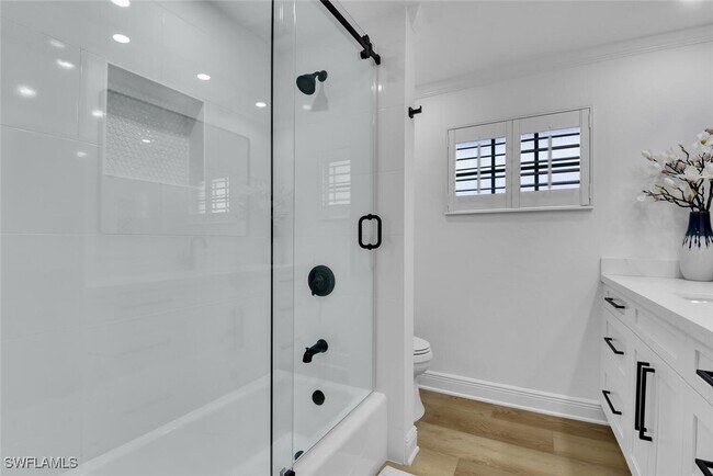 Foto del edificio - 740 Park Shore Dr