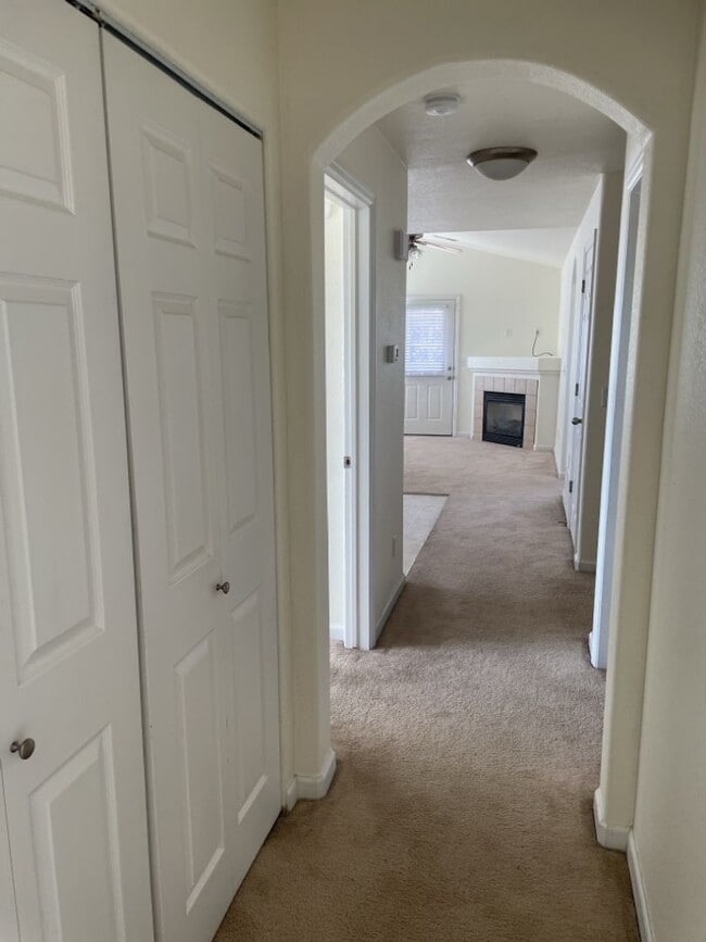 Building Photo - Bright & Spacious 2 Bed, 2 Bath Condo