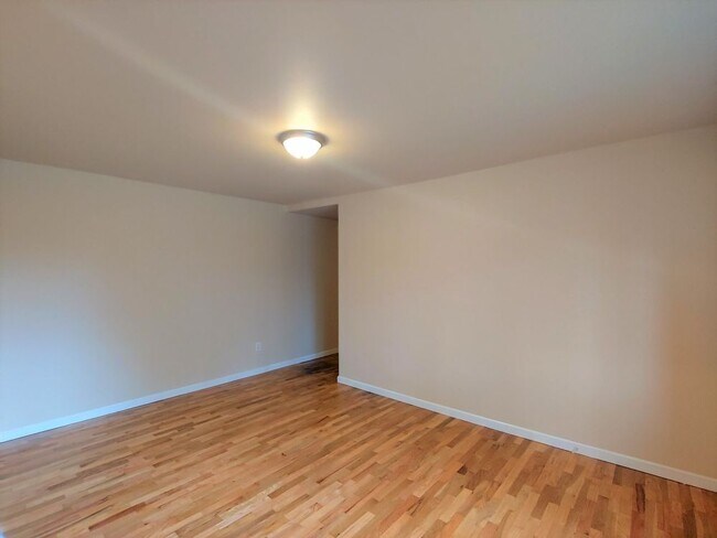 Building Photo - 800 NE 40th St