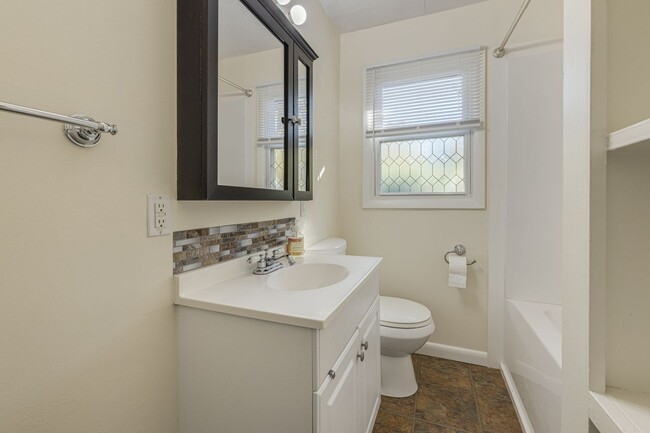 Foto del edificio - Bright 3-Bedroom in West Asheville with Fe...