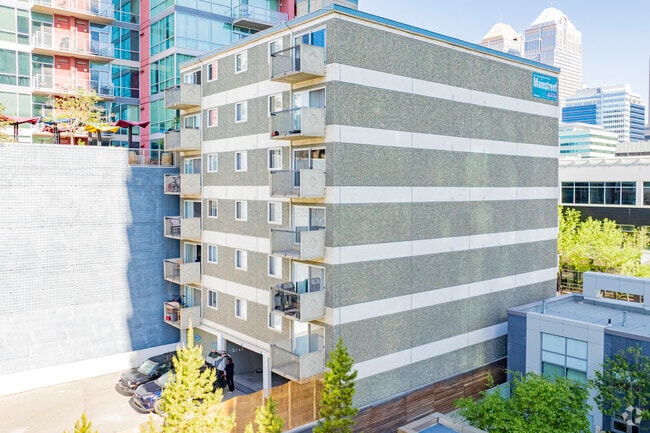 Building Photo - Amantea Tower