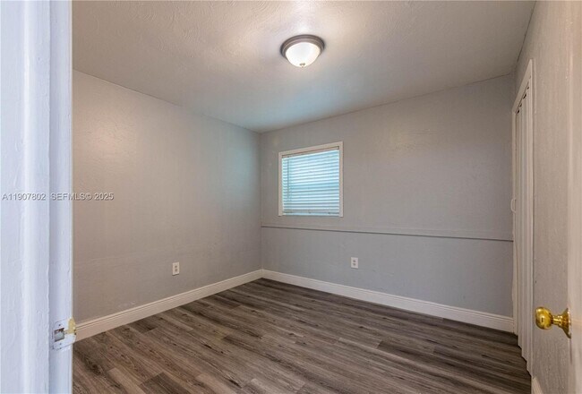 Foto del edificio - 327 SW 20th St