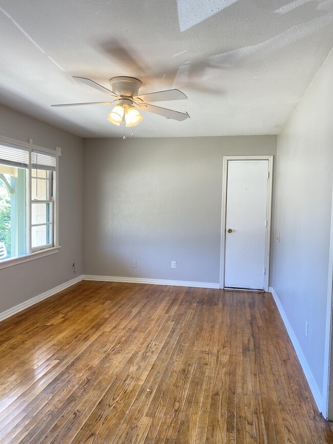 Building Photo - 1033 Jasmine Ln
