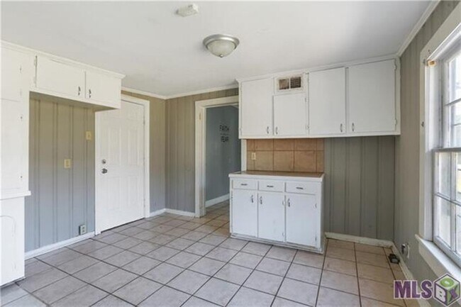 Building Photo - 5921 Byron Ave