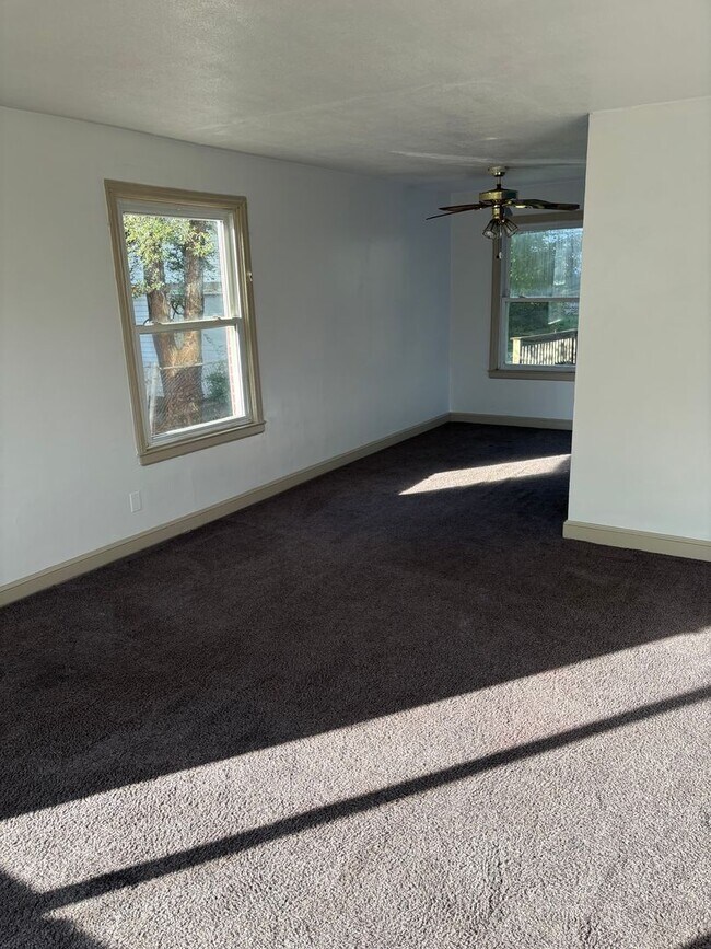 Building Photo - Euclid 1/2 Duplex
