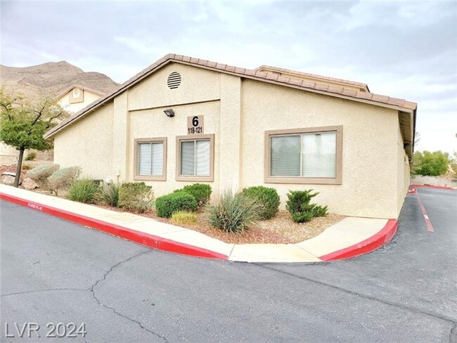 Building Photo - Beautiful 3 Bed Townhose