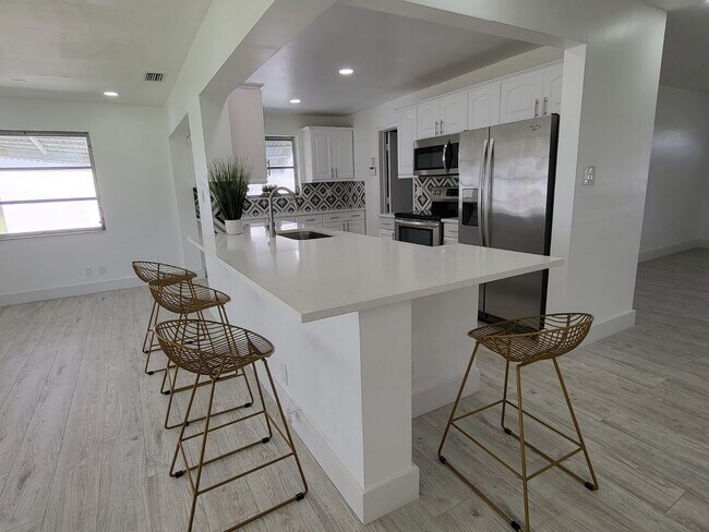 Foto del edificio - 220 NW 25th Ct