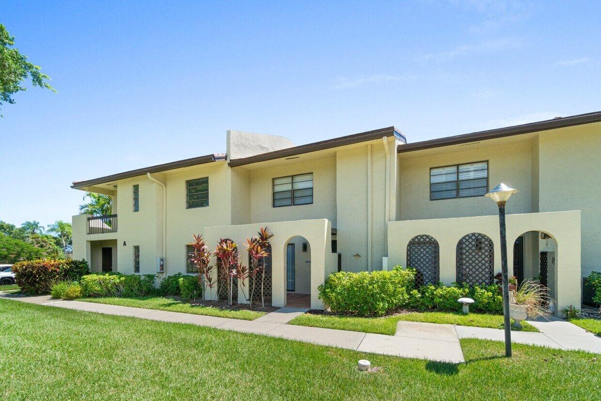 Primary Photo - 8536 Casa Del Lago