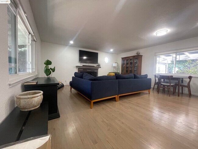 Foto del edificio - 1248 Hale Dr