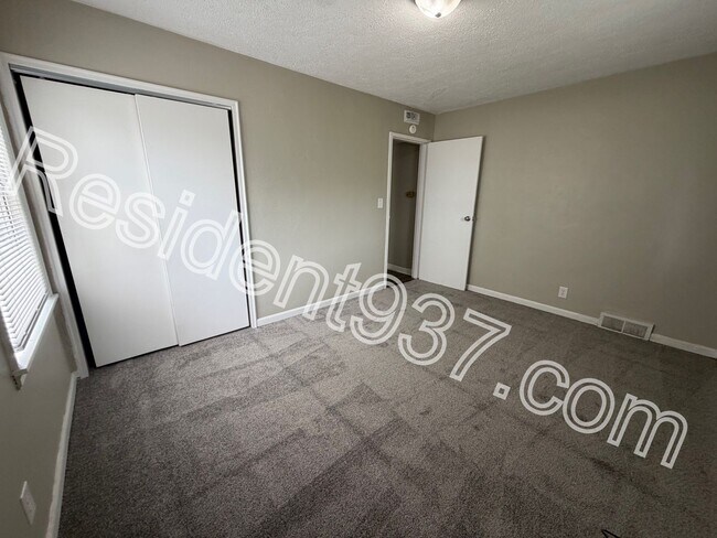 Foto del edificio - 1047 Blakley Dr