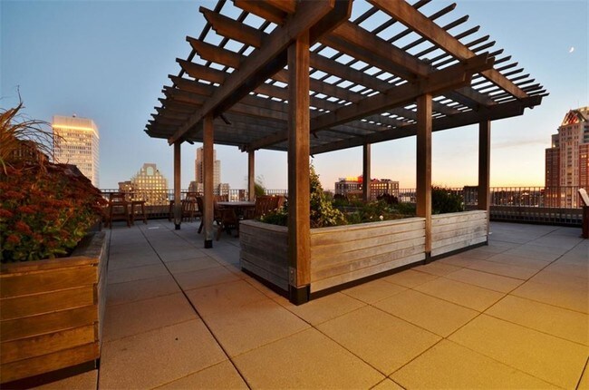 Building Photo - 100 Exchange St