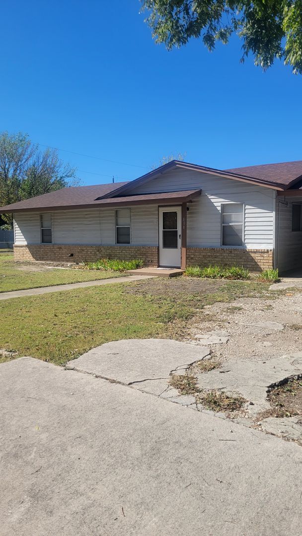 Foto del edificio - Charming 3-Bedroom, 1-Bath Home with Large...