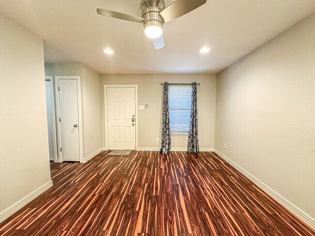Foto del edificio - 2-Bedroom, 2-Bathroom Condo at District-12!!