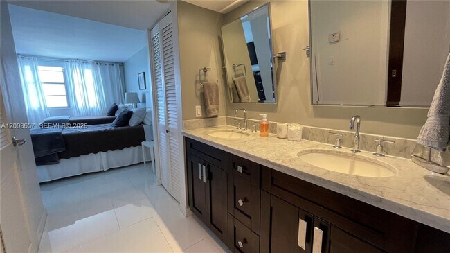Foto del edificio - 5701 Collins Ave
