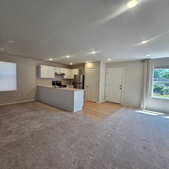 Building Photo - Move-In Ready 3 Bed, 2.5 Bath Home in Desirable Port Orchard Neighborhood
