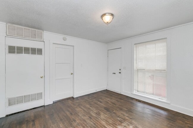 Building Photo - 3 bedroom 1 bath home