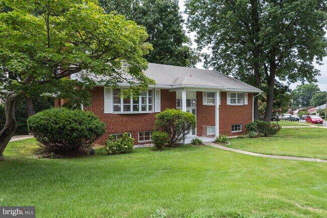 Foto del edificio - 335 N Madison St