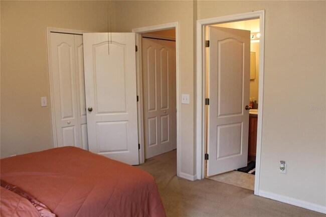Building Photo - 15754 Fishhawk Falls Dr