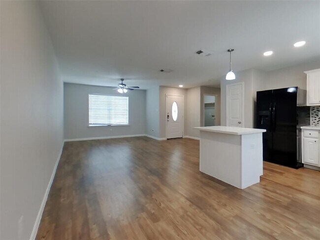 Building Photo - 7115 Towering Pine Ln