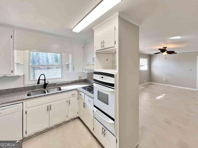 Building Photo - 647 Suholden Cir NE