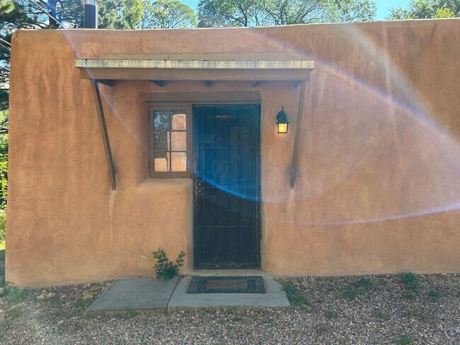 Foto del edificio - 988-B Acequia Madre - Lease Only *LEASE PE...