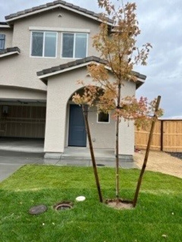 Foto principal - Brand new four bedroom, two and one half b...