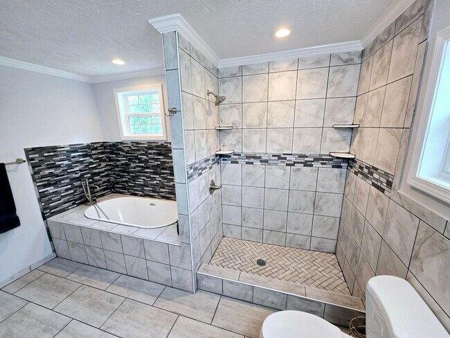 Foto del edificio - Amazing 4 bed room 3 bathroom home in the country with a large Private lot fully updated!!!!!!!