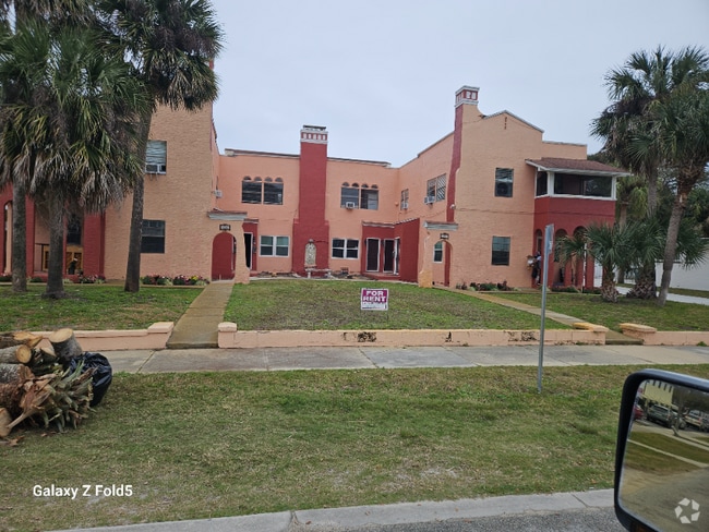 Building Photo - 420 N Oleander Ave