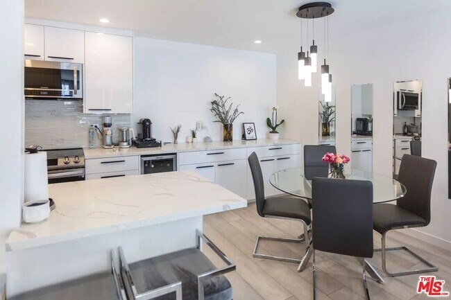 Foto del edificio - 8535 W Knl Dr