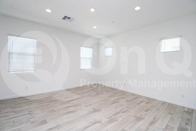 Building Photo - 3871 E Rainbow Dr
