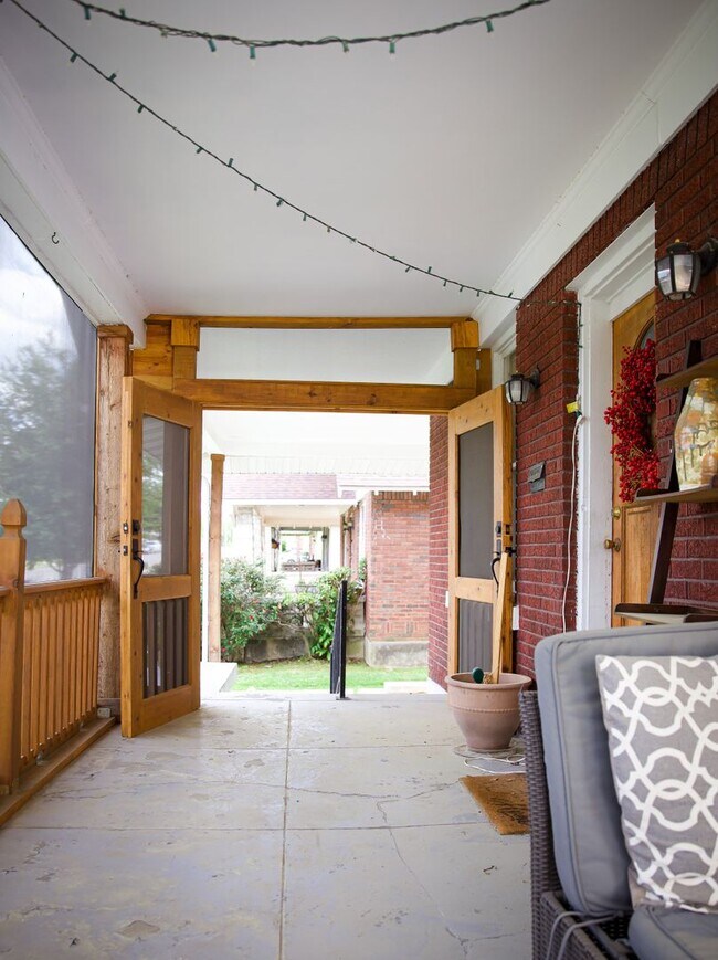 Foto del edificio - Gorgeous Brick 4 Bedroom Home Now Available -