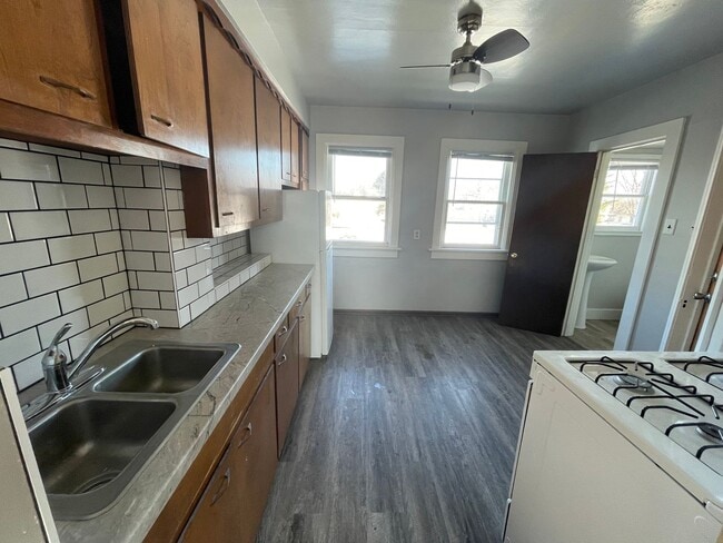 Foto del edificio - ELECTRIC & GAS INCLUDED!! Studio Upper Apartment