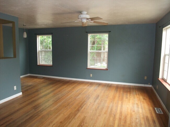 Building Photo - Adorable Little House Just A Few Blocks From The Campus