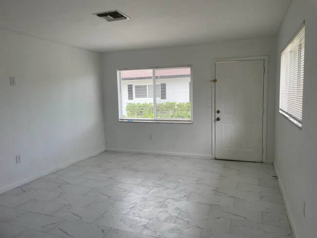 Foto del edificio - 627 92nd Ave N