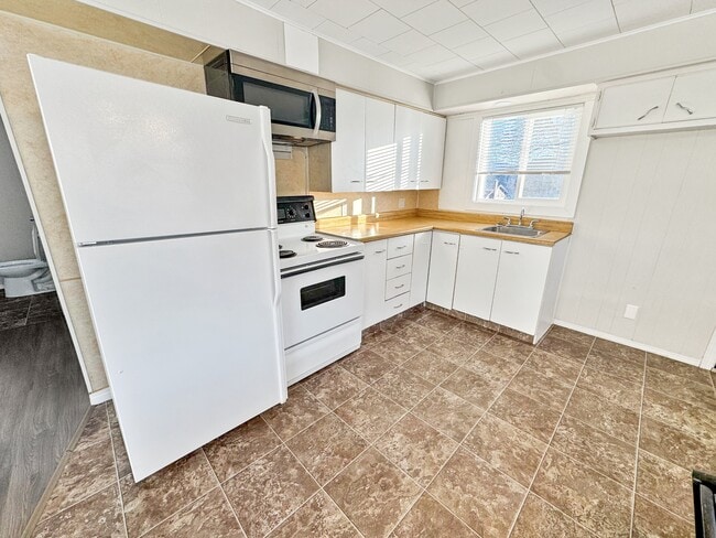 Building Photo - 22609-22609 9 Ave