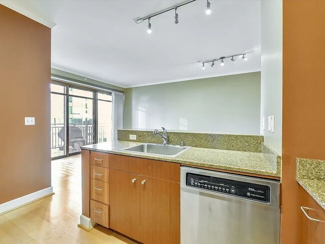 Building Photo - "Chic Urban Retreat: Cozy 1-Bed, 1-Bath Apartment in Prime San Francisco Location!"