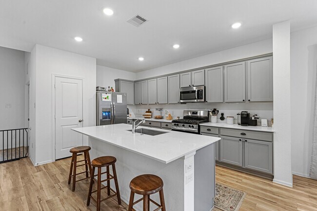 Foto del edificio - 4242 Sterling Vw Blvd