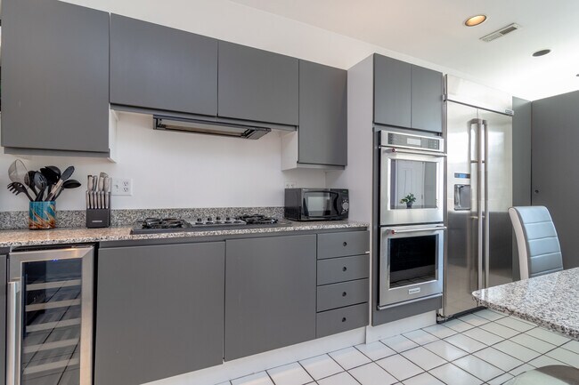 Foto del edificio - 2743 N Greenview Ave