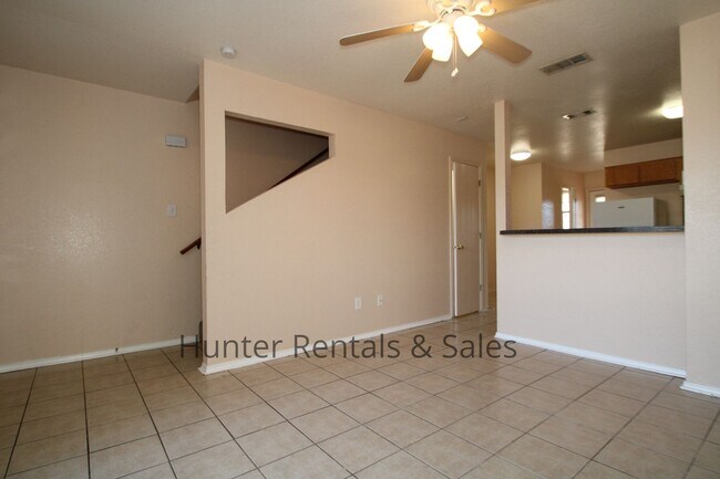 Building Photo - 2 Bedroom Townhome Ready For You!