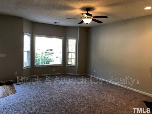 Foto del edificio - 340 Silverberry Ct