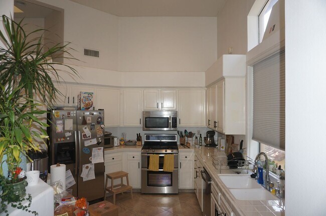 Building Photo - Stunning 2 Bed 2 Bath Tustin Condo with So...